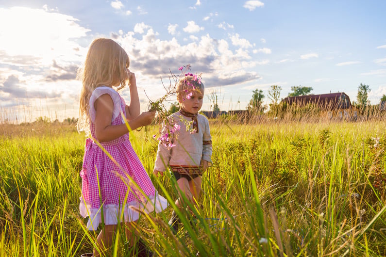 Children are playing freely outside